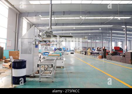 TANGSHAN - 22. DEZEMBER: Die Maschinen und Anlagen in der Werkstatt, in einem Solargerätehersteller am 22. dezember 2013, tangshan, CH Stockfoto