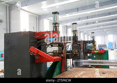 TANGSHAN - 22. DEZEMBER: Die Maschinen und Anlagen in der Werkstatt, in einem Solargerätehersteller am 22. dezember 2013, tangshan, CH Stockfoto