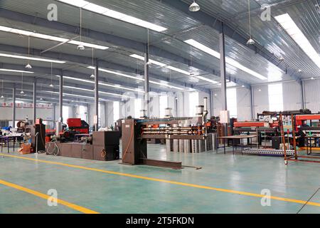 TANGSHAN - 22. DEZEMBER: Die Maschinen und Anlagen in der Werkstatt, in einem Solargerätehersteller am 22. dezember 2013, tangshan, CH Stockfoto