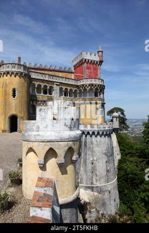 Dieser Palast im Märchenstil befindet sich auf einem Hügel über Sintra. Das romantische Gebäude wurde als Sommerresidenz der portugiesischen Königsfamilie genutzt. Stockfoto