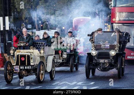 London, Großbritannien. November 2023. London nach Brighton Veteran Car Run. Über 300 Veteranenautos, ihre Fahrer und Passagiere – viele davon in historischen Kostümen – fahren durch Westminster. Vor 127 Jahren wurden die Lokomotiven des Straßenverkehrsgesetzes vom Parlament verabschiedet. Guy Corbishley/Alamy Live News Stockfoto