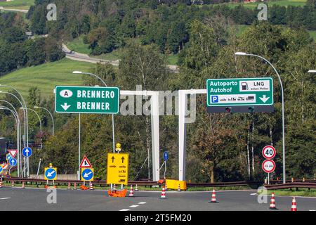 Die Brennerautobahn ist eine Autobahn, die von Innsbruck in Österreich Brenner Autobahn, A 13 über den Brennerpass nach Modena in Italien Autostrada A22 führt. Sie ist Teil der europäischen Nord-Süd-Verbindung mit der Europastraße 45. Brennerautobahn *** die Brennerautobahn ist eine Autobahn, die von Innsbruck in Österreich über den Brennerpass A 13 nach Modena in Italien führt. Die Autobahn A22 ist Teil der europäischen Nord-Süd-Verbindung mit der europäischen Route 45 Brennerautobahn Credit: Imago/Alamy Live News Stockfoto