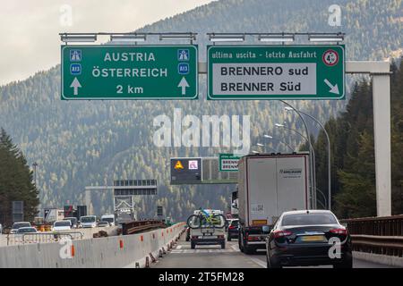 Die Brennerautobahn ist eine Autobahn, die von Innsbruck in Österreich Brenner Autobahn, A 13 über den Brennerpass nach Modena in Italien Autostrada A22 führt. Sie ist Teil der europäischen Nord-Süd-Verbindung mit der Europastraße 45. Brennerautobahn *** die Brennerautobahn ist eine Autobahn, die von Innsbruck in Österreich über den Brennerpass A 13 nach Modena in Italien führt. Die Autobahn A22 ist Teil der europäischen Nord-Süd-Verbindung mit der europäischen Route 45 Brennerautobahn Credit: Imago/Alamy Live News Stockfoto