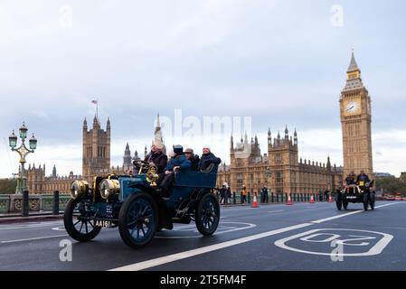 Westminster, London, Großbritannien. November 2023. Die Rennstrecke von London nach Brighton ist das am längsten laufende Motorrennen der Welt. Das erste Rennen fand 1896 statt, um die Verabschiedung des Gesetzes zu feiern, das es „leichten Lokomotiven“ ermöglichte, mit Geschwindigkeiten von mehr als 4 km/h zu fahren. Fahrzeuge, die an der Veranstaltung teilnehmen, müssen vor 1905 gebaut worden sein. Die Fahrzeuge fuhren bei Sonnenaufgang vom Hyde Park durch London, bevor sie in Richtung Süden fuhren. 1902 Panhard et Levassor Stockfoto