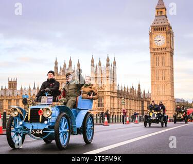 London, Großbritannien. November 2023. Ein Panhard et Levassor aus dem Jahr 1902 führt eine Gruppe von Veteranenautos auf der Westminster Bridge, Houses of Parliament im Hintergrund. Der RM Sotheby's London to Brighton Veteran Car Run, eines der am längsten laufenden Motorsportveranstaltungen weltweit, startet im Hyde Park, wo sie die Mall, Whitehall und Westminster Bridge besuchen, bevor sie ihre Reise an die Küste von Sussex fortsetzen. Ein teilnehmendes Fahrzeug muss vor 1905 an dem Rennen teilnehmen. Quelle: Imageplotter/Alamy Live News Stockfoto