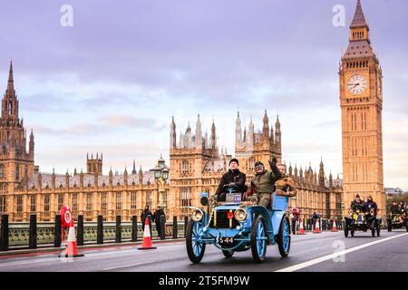 London, Großbritannien. November 2023. Ein Panhard et Levassor aus dem Jahr 1902 führt eine Gruppe von Veteranenautos auf der Westminster Bridge, Houses of Parliament im Hintergrund. Der RM Sotheby's London to Brighton Veteran Car Run, eines der am längsten laufenden Motorsportveranstaltungen weltweit, startet im Hyde Park, wo sie die Mall, Whitehall und Westminster Bridge besuchen, bevor sie ihre Reise an die Küste von Sussex fortsetzen. Ein teilnehmendes Fahrzeug muss vor 1905 an dem Rennen teilnehmen. Quelle: Imageplotter/Alamy Live News Stockfoto