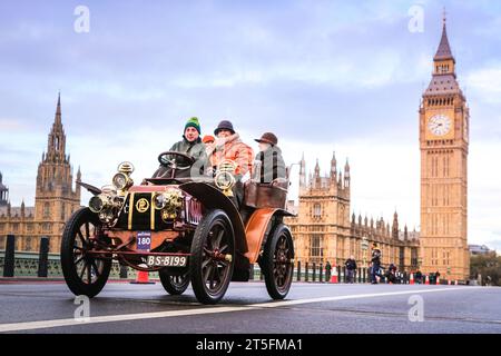 London, Großbritannien. November 2023. Ein 1903 Panhard et Levassor auf der Westminster Bridge. Der RM Sotheby's London to Brighton Veteran Car Run, eines der am längsten laufenden Motorsportveranstaltungen weltweit, startet im Hyde Park, wo sie die Mall, Whitehall und Westminster Bridge besuchen, bevor sie ihre Reise an die Küste von Sussex fortsetzen. Ein teilnehmendes Fahrzeug muss vor 1905 an dem Rennen teilnehmen. Quelle: Imageplotter/Alamy Live News Stockfoto