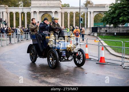 Hyde Park, London, Großbritannien. November 2023. Der Veteran Car Run von London nach Brighton beginnt am 127. Jahrestag vom Hyde Park, dem weltweit längsten Rennrennen. Veteranenautos fahren nach Brighton, um hoffentlich die Ziellinie im Madeira Drive zu überqueren, wobei Zuschauer die Strecke säumen. Einige der Fahrzeuge sind mindestens 118 Jahre alt. Quelle: Keith Larby/Alamy Live News Stockfoto