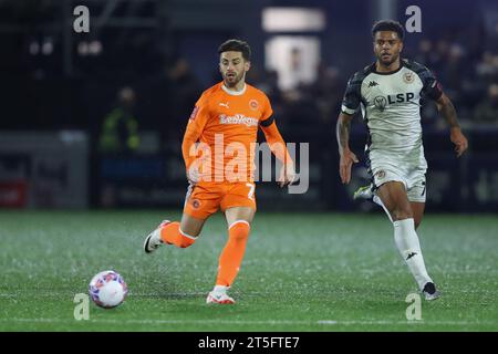 Owen Dale #7 von Blackpool in Action gibt den Ball während des Emirates FA Cup-Spiels Bromley FC gegen Blackpool im Bromley Football Club, Hayes Lane, Großbritannien, 4. November 2023 (Foto: Gareth Evans/News Images) Stockfoto