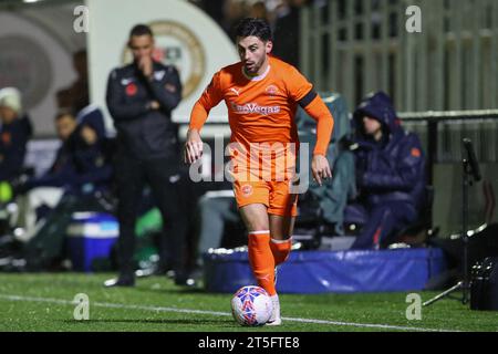 Owen Dale #7 von Blackpool läuft mit dem Ball während des Emirates FA Cup Matches Bromley FC gegen Blackpool im Bromley Football Club, Hayes Lane, Großbritannien, 4. November 2023 (Foto: Gareth Evans/News Images) Stockfoto