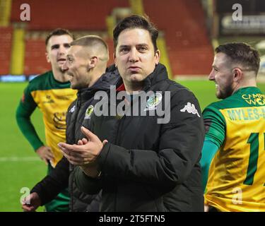 Dominic di Paola, Manager von Horsham, applaudiert seinen Reisenden Fans beim 1. Runde Spiel Barnsley gegen Horsham FC in Oakwell, Barnsley, Großbritannien, 3. November 2023 (Foto: Mark Cosgrove/News Images) Stockfoto