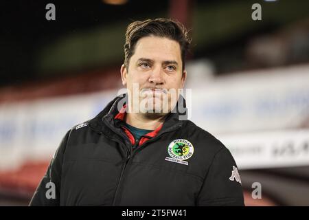 Dominic di Paola Manager von Horsham während des 1. Runde Matches Barnsley gegen Horsham FC in Oakwell, Barnsley, Großbritannien, 3. November 2023 (Foto: Mark Cosgrove/News Images) Stockfoto