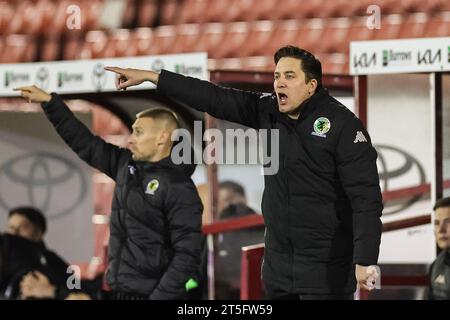 Dominic di Paola Trainer von Horsham gibt seinem Team Anweisungen während des 1. Runde Spiels Barnsley gegen Horsham FC in Oakwell, Barnsley, Großbritannien, 3. November 2023 (Foto: Mark Cosgrove/News Images) Stockfoto