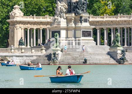 Paar im Ruderboot am Großen Teich von El Retiro, Parque del Buen Retiro (Buen Retiro Park), Retiro, Madrid, Königreich Spanien Stockfoto