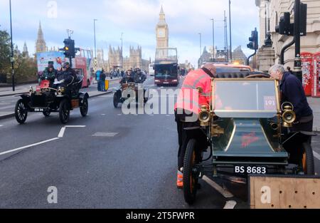 Westminster Bridge, London, Großbritannien. November 2023. Der London-Brighton-Veteran-Car-Lauf. Quelle: Matthew Chattle/Alamy Live News Stockfoto