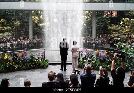 Der Prinz von Wales mit SIM Ann, Senior Minister of State im Außenministerium und im Ministerium für nationale Entwicklung, beobachten den weltweit höchsten Indoor-Wasserfall, den Regenwirbel, während er am Jewel Changi Airport in Singapur ankommt, vor der dritten jährlichen Preisverleihung. Bilddatum: Sonntag, 5. November 2023. Stockfoto