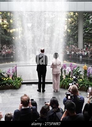 Der Prinz von Wales mit SIM Ann, Senior Minister of State im Außenministerium und im Ministerium für nationale Entwicklung, beobachten den weltweit höchsten Indoor-Wasserfall, den Regenwirbel, während er am Jewel Changi Airport in Singapur ankommt, vor der dritten jährlichen Preisverleihung. Bilddatum: Sonntag, 5. November 2023. Stockfoto