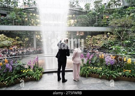 Der Prinz von Wales mit SIM Ann, Senior Minister of State im Außenministerium und im Ministerium für nationale Entwicklung, beobachten den weltweit höchsten Indoor-Wasserfall, den Regenwirbel, während er am Jewel Changi Airport in Singapur ankommt, vor der dritten jährlichen Preisverleihung. Bilddatum: Sonntag, 5. November 2023. Stockfoto