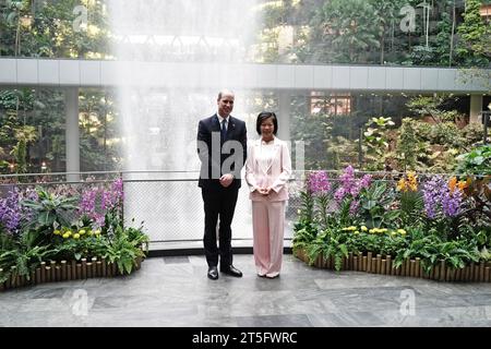 Der Prinz von Wales mit SIM Ann, Senior Minister of State im Außenministerium und im Ministerium für nationale Entwicklung, mit dem weltweit höchsten Indoor-Wasserfall, dem Regenwirbel, als er am Jewel Changi Airport in Singapur ankommt, vor der dritten jährlichen Earthshot Prize-Preisverleihung. Bilddatum: Sonntag, 5. November 2023. Stockfoto