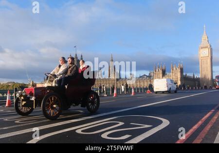 Westminster Bridge, London, Großbritannien. November 2023. Der London-Brighton-Veteran-Car-Lauf. Quelle: Matthew Chattle/Alamy Live News Stockfoto