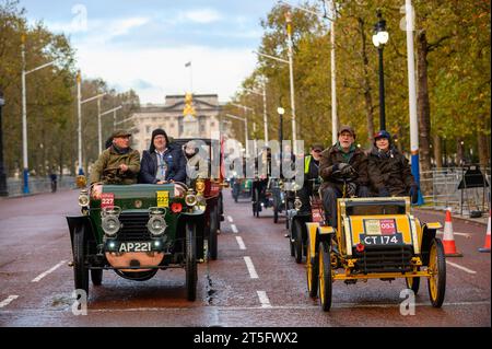 London, Großbritannien. November 2023. Vor Sonnenaufgang am Sonntag, den 5. November, wird der Londoner Hyde Park voller Sehenswürdigkeiten, Geräusche und Gerüche der frühen Morgenstunden des Autos sein, während 400 unerschrockene Fahrer sich und ihre Pioniermaschinen für den jährlichen RM Sotheby’s London to Brighton Veteran Car Run vorbereiten. Dann, nach dem symbolischen Aufreißen der roten Flagge, wenn die Sonne um 7:00 Uhr aufgeht, begeben sich alle Teilnehmer auf die historische 60 km lange Reise zur Küste von Sussex. Quelle: Mary-Lu Bakker/Alamy Live News Stockfoto