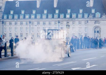 Westminster Bridge, London, Großbritannien. November 2023. Der London-Brighton-Veteran-Car-Lauf. Quelle: Matthew Chattle/Alamy Live News Stockfoto