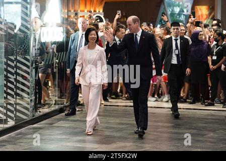 Der Prinz von Wales mit SIM Ann, Senior Minister of State im Außenministerium und im Ministerium für nationale Entwicklung, als er am Jewel Changi Airport in Singapur ankommt, vor der dritten jährlichen Preisverleihung. Bilddatum: Sonntag, 5. November 2023. Stockfoto