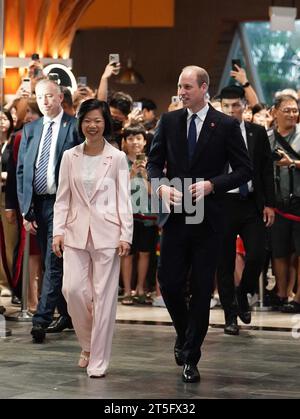 Der Prinz von Wales mit SIM Ann, Senior Minister of State im Außenministerium und im Ministerium für nationale Entwicklung, als er am Jewel Changi Airport in Singapur ankommt, vor der dritten jährlichen Preisverleihung. Bilddatum: Sonntag, 5. November 2023. Stockfoto