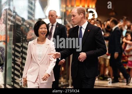 Der Prinz von Wales mit SIM Ann, Senior Minister of State im Außenministerium und im Ministerium für nationale Entwicklung, als er am Jewel Changi Airport in Singapur ankommt, vor der dritten jährlichen Preisverleihung. Bilddatum: Sonntag, 5. November 2023. Stockfoto