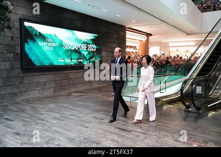 Der Prinz von Wales mit SIM Ann, Senior Minister of State im Außenministerium und im Ministerium für nationale Entwicklung, als er am Jewel Changi Airport in Singapur ankommt, vor der dritten jährlichen Preisverleihung. Bilddatum: Sonntag, 5. November 2023. Stockfoto