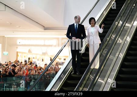 Der Prinz von Wales mit SIM Ann, Senior Minister of State im Außenministerium und im Ministerium für nationale Entwicklung, als er am Jewel Changi Airport in Singapur ankommt, vor der dritten jährlichen Preisverleihung. Bilddatum: Sonntag, 5. November 2023. Stockfoto