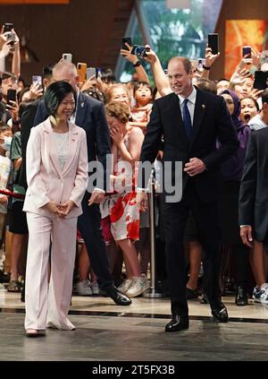 Der Prinz von Wales mit SIM Ann, Senior Minister of State im Außenministerium und im Ministerium für nationale Entwicklung, als er am Jewel Changi Airport in Singapur ankommt, vor der dritten jährlichen Preisverleihung. Bilddatum: Sonntag, 5. November 2023. Stockfoto