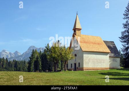 Die Kirche San Giovanni auf den Wiesen von Liendri (Gemeinde Mezzano). Trentino. Italien. Europa. Stockfoto