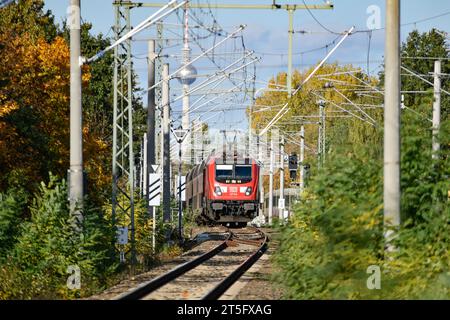 Zugverkehr ein Personenzug der DB Regio Regionalbahn fährt am 4. November 2023 auf dem Weg zum Flughafen BER Berlin Brandenburg in den Bahnhof Berlin Schöneweide ein. Berlin Berlin Deutschland  JK13233 *** Zugverkehr Ein DB Regio Regionalbahn-Personenzug kommt am 4. November 2023 am Bahnhof Berlin Schöneweide an, auf dem Weg zum BER Berlin Brandenburg Flughafen Berlin Berlin Deutschland JK13233 Credit: Imago/Alamy Live News Stockfoto