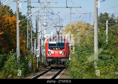 Zugverkehr ein Personenzug der DB Regio Regionalbahn fährt am 4. November 2023 auf dem Weg zum Flughafen BER Berlin Brandenburg in den Bahnhof Berlin Schöneweide ein. Berlin Berlin Deutschland  JK13255 *** Zugverkehr Ein DB Regio Regionalbahn-Personenzug kommt am 4. November 2023 am Bahnhof Berlin Schöneweide an, auf dem Weg zum BER Berlin Brandenburg Flughafen Berlin Berlin Deutschland JK13255 Credit: Imago/Alamy Live News Stockfoto