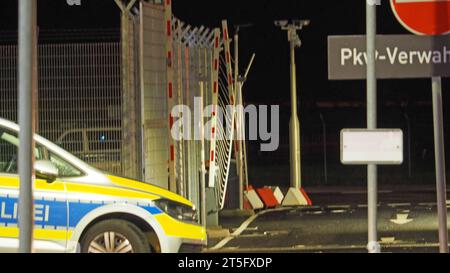 REKORDDATUM NICHT ANGEGEBEN durch dieses Tor Nord Tor am Terminal Tango ist der Täter auf das Vorfeld Gerast. Er durchbrach drei normale Schranken. Ein massives Metalltor mit Natodraht gesichert, dass normalerweise Autos aufhalten soll, war laut Flughafenpersonal geöffnet. Gestern Abend um kurz nach 20 Uhr hat ein Auto ein Tor zum Sicherheitsbereich des Hamburger Flughafens durchbrochen. In dem Auto sollen sich ein Mann und zwei Kinder befinden. Der Mann ist bewaffnet und hat die Waffe auch benutzt, bzw. Schüsse abgegeben. Die Schüsse gehen wohl in die Luft. Laut Bundespolizei soll es sich um eine Stockfoto