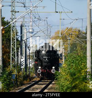 Eisenbahnromantik die Dampflok 528177-9 des Vereins Dampflokfreunde Berlin e.V. fährt am 4. November 2023 in den Bahnhof Berlin Schöneweide ein. Die Güterzug-Schlepptenderlokomotive war 1944 als Kriegslok in Babelsberg gebaut. Bis 1991 war sie noch im regulären Einsatz bei der Deutschen Reichsbahn der DDR. Berlin Berlin Deutschland  JK13302 *** Eisenbahnromance die Dampflokomotive 528177 9 des Vereins Dampflokfreunde Berlin e V zieht am 4. November 2023 in Berlin Schöneweide in den Bahnhof Berlin Schöneweide die Güterzugzugzugzugzuglokomotive wurde 1944 als Kriegslokomotive in Babelsberg bis 1991 i gebaut Stockfoto