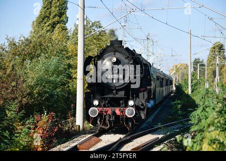 Eisenbahnromantik die Dampflok 528177-9 des Vereins Dampflokfreunde Berlin e.V. fährt am 4. November 2023 in den Bahnhof Berlin Schöneweide ein. Die Güterzug-Schlepptenderlokomotive war 1944 als Kriegslok in Babelsberg gebaut. Bis 1991 war sie noch im regulären Einsatz bei der Deutschen Reichsbahn der DDR. Berlin Berlin Deutschland  JK13330 *** Eisenbahnromance die Dampflokomotive 528177 9 des Vereins Dampflokfreunde Berlin e V zieht am 4. November 2023 in Berlin Schöneweide in den Bahnhof Berlin Schöneweide die Güterzugzugzugzugzuglokomotive wurde 1944 als Kriegslokomotive in Babelsberg bis 1991 i gebaut Stockfoto