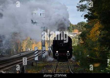 Eisenbahnromantik die Dampflok 528177-9 des Vereins Dampflokfreunde Berlin e.V. passiert am 4. November 2023 auf einem Zubringer zur Ringbahnstrecke Berlin den S-Bahnhof Berlin Kölnische Heide. Die Güterzug-Schlepptenderlokomotive war 1944 als Kriegslok in Babelsberg gebaut. Bis 1991 war sie noch im regulären Einsatz bei der Deutschen Reichsbahn der DDR. Berlin Berlin Deutschland  JK13407 *** Eisenbahnromance die Dampflokomotive 528177 9 des Vereins Dampflokfreunde Berlin e V passiert am 4. November 2023 den S-Bahnhof Berlin Kölnische Heide auf einer Zubringerstrecke zur Berliner Ringbahn Stockfoto