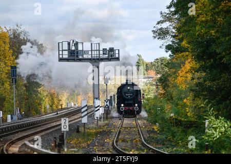 Eisenbahnromantik die Dampflok 528177-9 des Vereins Dampflokfreunde Berlin e.V. passiert am 4. November 2023 auf einem Zubringer zur Ringbahnstrecke Berlin den S-Bahnhof Berlin Kölnische Heide. Die Güterzug-Schlepptenderlokomotive war 1944 als Kriegslok in Babelsberg gebaut. Bis 1991 war sie noch im regulären Einsatz bei der Deutschen Reichsbahn der DDR. Berlin Berlin Deutschland  JK13398 *** Eisenbahnromance die Dampflokomotive 528177 9 des Vereins Dampflokfreunde Berlin e V passiert am 4. November 2023 den S-Bahnhof Berlin Kölnische Heide auf einer Zubringerstrecke zur Berliner Ringbahn Stockfoto