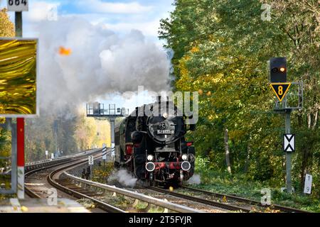 Eisenbahnromantik die Dampflok 528177-9 des Vereins Dampflokfreunde Berlin e.V. passiert am 4. November 2023 auf einem Zubringer zur Ringbahnstrecke Berlin den S-Bahnhof Berlin Kölnische Heide. Die Güterzug-Schlepptenderlokomotive war 1944 als Kriegslok in Babelsberg gebaut. Bis 1991 war sie noch im regulären Einsatz bei der Deutschen Reichsbahn der DDR. Berlin Berlin Deutschland  JK13438 *** Eisenbahnromance die Dampflokomotive 528177 9 des Vereins Dampflokfreunde Berlin e V passiert am 4. November 2023 den S-Bahnhof Berlin Kölnische Heide auf einer Zubringerstrecke zur Berliner Ringbahn Stockfoto