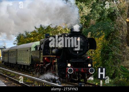 Eisenbahnromantik die Dampflok 528177-9 des Vereins Dampflokfreunde Berlin e.V. passiert am 4. November 2023 auf einem Zubringer zur Ringbahnstrecke Berlin den S-Bahnhof Berlin Kölnische Heide. Die Güterzug-Schlepptenderlokomotive war 1944 als Kriegslok in Babelsberg gebaut. Bis 1991 war sie noch im regulären Einsatz bei der Deutschen Reichsbahn der DDR. Berlin Berlin Deutschland  JK13454 *** Eisenbahnromance die Dampflokomotive 528177 9 des Vereins Dampflokfreunde Berlin e V passiert am 4. November 2023 den S-Bahnhof Berlin Kölnische Heide auf einer Zubringerstrecke zur Berliner Ringbahn Stockfoto