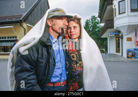 Franz Xaver Kroetz, Marie Theres Relin, am Rande der Oberammergauer Passionsspiele 2000, August 2000 Deutschland, Oberammergau, 5. August 2000, Franz Xaver Kroetz, Marie Theres Relin, mit Decke, weil beide als Besucher der Oberammergauer Passionsspiele 2000 gefroren hatten, Doppelporträt im Ort Oberammergau, Franz Xaver Kroetz geb. 1946, Regisseur, Schriftsteller, Schauspieler und Ehepartnerin Marie Theres Relin, geb. 1966 mit Kroetz verheiratet von 1992 2006, Schauspielerin, Autorin, Tochter von Maria Schell, Paar, Bayern, Geschichte, historisch, *** Franz Xaver Kroetz, Marie Theres Relin, o Stockfoto