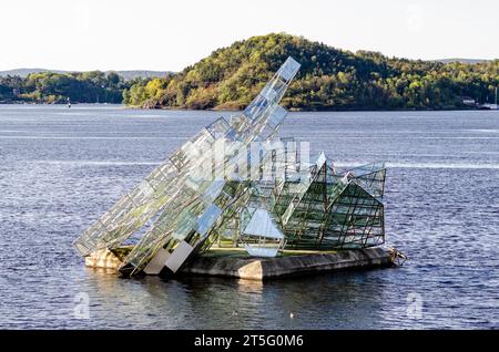 Oslo, Norwegen, Hafen: Öffentliche Skulptur „She Lies“ aus Edelstahl und Glasplatten Stockfoto