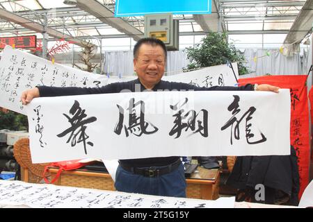 STADT TANGSHAN - 6. FEBRUAR: Der Kalligraf Wang jiang zeigte Kalligraphie, am 6. februar 2014 in der Stadt Tangshan, Provinz Hebei, China. Stockfoto