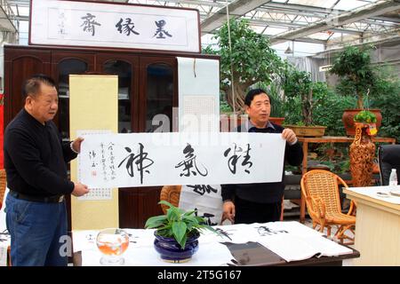 STADT TANGSHAN - 6. FEBRUAR: Der Kalligraf Chen Peiyu und Wang jiang schrieben Kalligrafie, am 6. februar 2014 in der Stadt Tangshan, Provinz Hebei. C Stockfoto