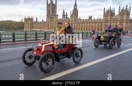 Westminster Bridge, London, Großbritannien. November 2023. RM Sotheby’s London to Brighton Veteran Car Run überquert die Westminster Bridge auf dem Weg zur Südküste im 127. Jahr. An dem Lauf beteiligt sind die beiden ursprünglichen Autos, ein Darracq (27) und ein Spyker (14), die 70 1953 in der britischen Comedy Genevieve zu sehen waren. Quelle: Malcolm Park/Alamy Live News Stockfoto