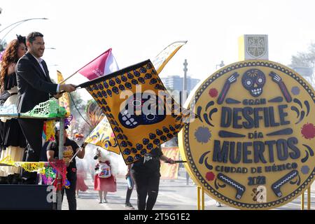 Mexiko-Stadt, Mexiko. November 2023. Marti Batres, Leiter des Bundesbezirks von Mexiko-Stadt, signalisiert den Beginn der jährlichen Grand-Prozession-Parade, die den letzten Tag der Feierlichkeiten zum Tag der Toten am Paseo de La Reforma am 4. November 2023 in Mexiko-Stadt markiert. Kredit: Ministerium für Kultur/mexikanische Regierung/Alamy Live News Stockfoto