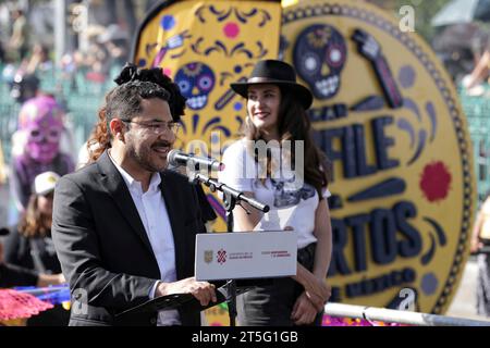 Mexiko-Stadt, Mexiko. November 2023. Marti Batres, Leiter des Bundesbezirks von Mexiko-Stadt, signalisiert den Beginn der jährlichen Grand-Prozession-Parade, die den letzten Tag der Feierlichkeiten zum Tag der Toten am Paseo de La Reforma am 4. November 2023 in Mexiko-Stadt markiert. Kredit: Ministerium für Kultur/mexikanische Regierung/Alamy Live News Stockfoto