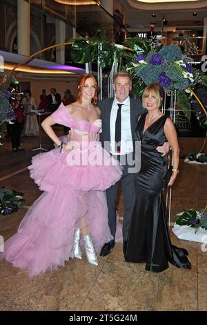 Deutscher Sportpresseball 2023. Uli, Cornelia und Jennifer Stein anläßlich des Deutschen Sportpresseballs am 04.11.2023 in der Alten Oper Frankfurt/Main. 20231104MWI106384 *** Deutscher Sport-Presse-Ball 2023 Uli, Cornelia und Jennifer Stein anlässlich des Deutschen Sport-Presse-Ball am 04 11 2023 in der Alten Oper Frankfurt Main 20231104MWI106384 Credit: Imago/Alamy Live News Stockfoto